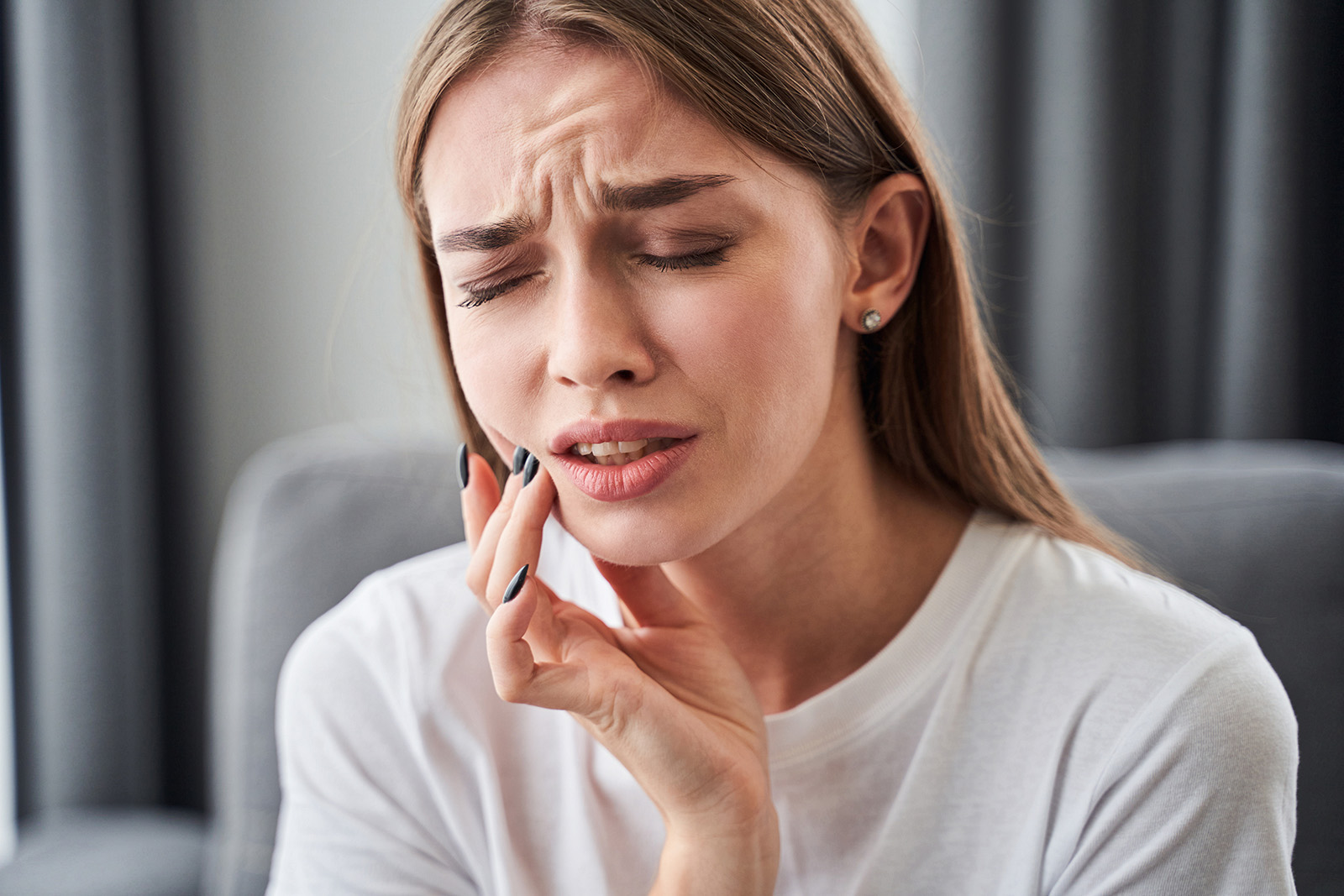 Girl with a toothache